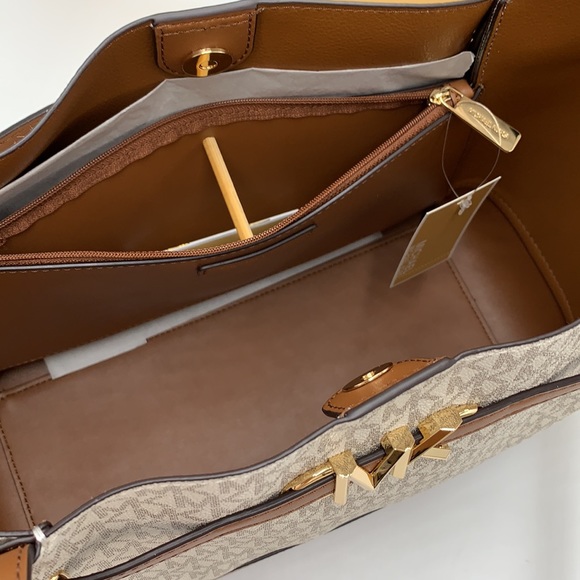 MICHAEL KORS 
Reed Large BELTED Logo Tote Bag VANILLA BROWN SIGNATURE COLOR - Picture 12 of 14